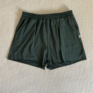 Vuori boyfriend shorts size large